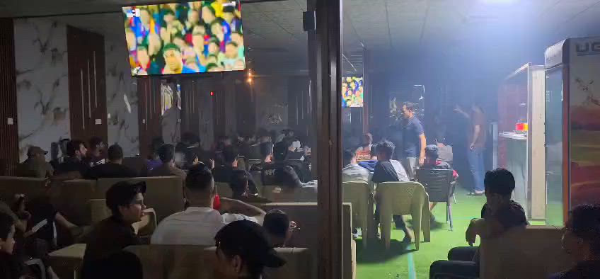 السلام عليكم 
كوفي للبيع في منطقة البلديات حي التراث موقع مميز. كوفي ارضي مساحته ٣٠٠ م ديكور حديث يحتوي ع ٣ شاشات وسستم صوت وكاميرات، عارضه ومجمده و٣ مبردات كبيرات.
نراگيل طه جدد ونراگيل خشب 
تحتوي مطبخ للعصائر والشاي ومطبخ آخر للنراگيل
تحتوي ع تخم ٢٠ قنفه
تحتوي ع ٢٠ ميز دومنه 
السعر ٣٦ مليون قابل للتفاوض 
كل التفاصيل بالفيدوات
***********
