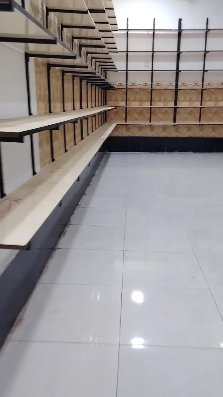 السلام عليكم رفوف محل للبيع تفصال ستعمال قليل مكاني البصره الحيانيه ***********
