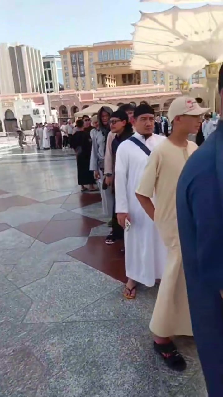 دخول معتمرينا الكرام
الى الروضه الشريفه  اللهم صل وبارك على سيدنا محمد 

بقياده المتهعد قيس المعماري 

موقعنا موصل حي دوميز قبل تقاطع سومر الاول 

***********
