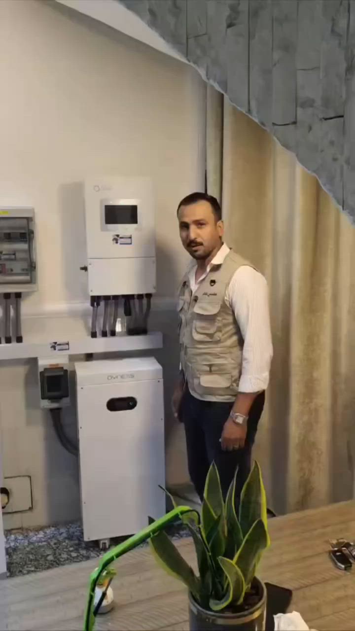 ☀️ طاقة مستدامة.. وراحة بال ليل ونهار! 🌙

​هل تبحث عن حل جذري لمشكلة الكهرباء؟ مكتب وادي الرافدين للطاقة الشمسية يقدم لك الحل الأقوى والأحدث في عالم الطاقة المتجددة!

​نقدم لكم اليوم استعراضاً لمنظومة ذكية تلبي احتياجك الحالي والمستقبلي:

🔥 منظومة الـ 15 أمبير (ليلي/نهاري) المتكاملة، والمصممة بمرونة عالية لتكون قابلة للتوسعة والتطوير مستقبلاً لتصل إلى 30 أمبير بالكامل! استثمار ذكي يكبر مع زيادة احتياجك.

​🔋 مواصفات المنظومة (جودة عالمية وضمان حقيقي):

​القلب النابض للمنظومة: إنفيرتر سوليس (Solis) هايبرد بقدرة 8 كيلو واط، بمقاومة عالية للظروف الجوية (IP66) مع ضمان لمدة 5 سنوات.

​الخزن العملاق: بطارية داينس (Dyness) بسعة 16 كيلو واط، كفاءة عالية جداً تصل إلى 8000 دورة شحن (Cycles) مع ضمان لمدة 5 سنوات.

​الإنتاج الأقوى: 8 ألواح شمسية من شركة شنكو (Jinko) العالمية بقدرة 650 واط للوح الواحد.

​🛠️ للتواصل مع الكادر الهندسي:

​العمل لا يكتمل إلا بالدقة والخبرة، ولهذا يضمن لكم كادرنا الهندسي أعلى معايير الجودة في التصميم والتنفيذ:

​المهندس ظاهر محسن مانع:

📞 ***********

📞 ***********

​المهندس قتيبة جاسم عبد الامير:

📞 ***********

📞 ***********

​📍 موقعنا:

​تفضلوا بزيارة مكتبنا للاستفسار واختيار المنظومة الأنسب لبيوتكم أو مشاريعكم:

📌 العنوان: العزيزية - شارع الخليج - مقابل وارث مول 2.

​شاهد الفيديو لتفاصيل أكثر عن كفاءة وعمل المنظومة!
