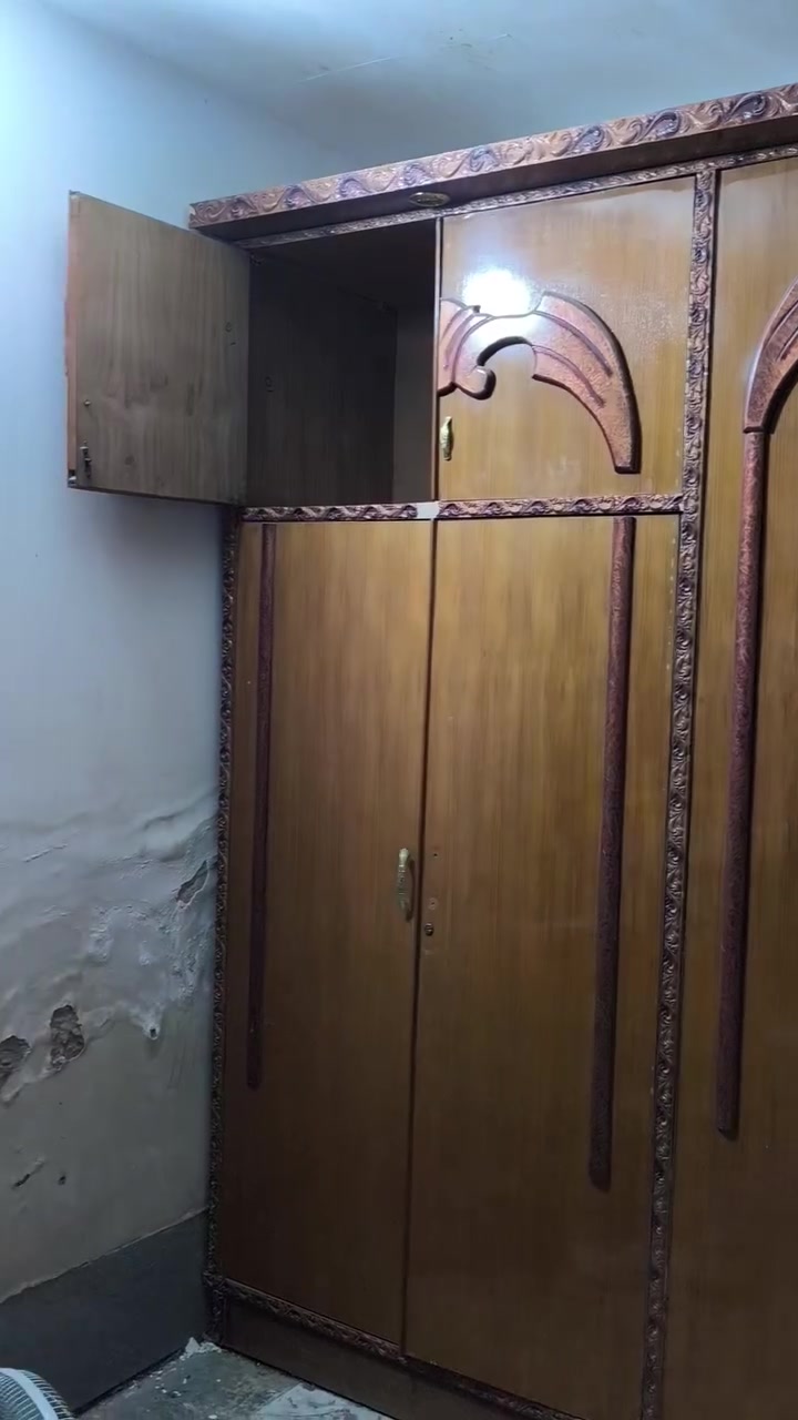 غرفه اخشاب كنتور ابو سته  تحتوي علا زاويه وا ميز ابو الرايه الخشاب صاج  السعر 250 الف ***********
