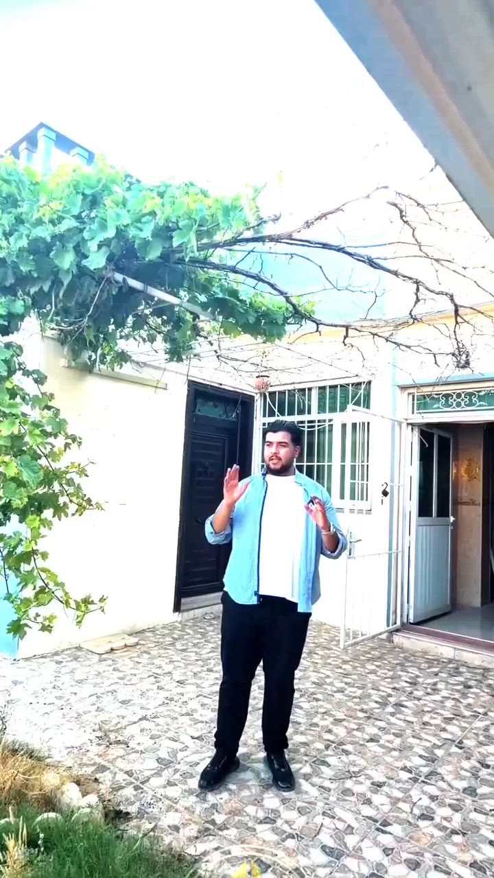 بيت للبيع في مجمع أشتي 1 – فرصة مميزة للسكن والاستثمار

📍 الموقع: مجمع أشتي 1
📐 المساحة: 250 متر مربع
📄 السند: طابو صرف
🏠 الموقع ركن مع واجهة قبلة مميزة

✨ مواصفات البيت:
 غرفتا نوم مريحتان
 استقبال واسع وأنيق
 صالة كبيرة للعائلة
 مطبخ حار ومطبخ بارد بمساحات واسعة
 كراج واسع يتسع لعدة سيارات
 حديقة جميلة جداً توفر أجواء هادئة ومريحة

🌟 موقع مميز وتصميم عملي ومساحات واسعة تلبي احتياجات العائلة.

📞 للمزيد من المعلومات أو لحجز موعد للمعاينة يرجى التواصل معنا 
***********
***********
***********
 #شركة_زيرو_للعقارات #بسعرررررمناسب #هولير #مجمع_اشتي #عقارات #العراق #عقارات_العراق #استثمارعقاري
