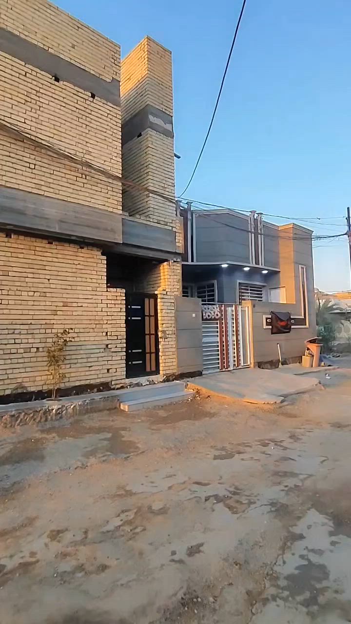 🏡✨ دار للبيع ✨🏡

📍 بناء حديث (سنة 2025) بإشراف هندسي متميز، تم استخدام أجود مواد البناء والتشطيبات عالية الجودة، مع تصميم عصري وواجهة حديثة (مودرن).

▬▬▬▬▬▬▬▬▬▬

🔹 تفاصيل العقار:

📐 المواصفات الفنية:
🔹 المساحة: 180 متر مربع – طابو صرف.
🔹 البناء: طابوق جمهوري (أبو سعيد) مع صب كونكريت مفحوص مختبريًا وبجودة عالية جدًا.
🔹 الخدمات: متوفرة بالكامل (ماء، كهرباء، تبليط، كيبل ضوئي).

▬▬▬▬▬▬▬▬▬▬

✅ الطابق الأول:

• غرفة نوم (5.10 × 4.00 م).

• منور يطل على غرفة النوم.

• صالة (6.75 × 5.00 م).

• استقبال (7.75 × 4.50 م).

• مطبخ بارد (4.75 × 3.90 م).

• مطبخ حار (2.18 × 1.80 م).

• درج بتصميم عصري.

• مجمع صحي متكامل داخلي.

• مجمع صحي متكامل خارجي.

• طارمة (كراج) تتسع لسيارة واحدة.

▬▬▬▬▬▬▬▬▬▬

✅ الطابق الثاني:

• غرفة نوم (4.90 × 4.75 م).

• غرفة نوم كبيرة (7.32 × 4.50 م).

• صالة (7.88 × 6.75 م).

• مجمع صحي متكامل.

• سطح بمساحة (5.10 × 4.00 م) قابل للتحويل إلى غرفة ثالثة.

▬▬▬▬▬▬▬▬▬▬

✅ الطابق الثالث:

• سطحان مستقلان (يمين ويسار).

• درج حديد.

▬▬▬▬▬▬▬▬▬▬

✨ المميزات الإضافية:

✔️ تصميم وتنفيذ هندسي متقن.

✔️ واجهة وتصميم عصريان (مودرن).

✔️ شبابيك ألمنيوم (سلايت).

✔️ أبواب خارجية من الحديد القاصة.

✔️ أبواب داخلية تركية.

✔️ تأسيسات كهربائية درجة أولى.

✔️ تأسيسات صحية درجة أولى.

✔️ خط مجاري خارجي مستقل.

✔️ منظومة كاميرات مراقبة.

✔️ منظومة أرضة ومكافحة الحشرات متكاملة.

👷‍♂️ تم تنفيذ البناء والإشراف من قبل المهندس أكرم الحسيني والمهندس أحمد كاظم، مع تصميم الخارطة والواجهة من قبل المهندس زين العابدين – مكتب النمط الهندسي.

📌 ملاحظات:

1️⃣ الدار جاهزة بالكامل، والمتبقي فقط تنفيذ الواجهة الخارجية حسب رغبة المشتري.

2️⃣ مطلوب إسكان، ويتم تسويته حسب الاتفاق.

3️⃣ الصور المرفقة في البوستر حقيقية للعقار المعروض.

▬▬▬▬▬▬▬▬▬▬

📍 موقع الدار:

منطقة الحولي – محلة (15) – رقم العقار (55) – شارع أسواق بغداد – ثاني فرع جهة اليسار، دار ركن على شارعين مقابل متنزه غير منفذ.

📍 يبعد عن شارع الحولي الرئيسي حوالي 95 مترًا.

▬▬▬▬▬▬▬▬▬▬

📞 للاستفسار عن السعر والمعاينة:

☎️ ***********

☎️ ***********

📱 (متوفر واتساب)

أبو أحمد السلطاني
