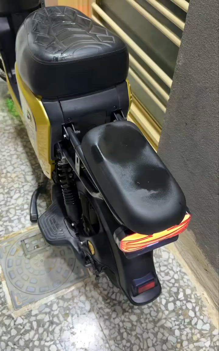 السلام عليكم.. 
دراجة شحن R9
نقصه بس بطاريات2 و3 شغالات ما بيهن شي 
تشغيل بصمة وباركود لايت زنون ورماش الشاحنة مالته الأصلية 
الأستفسار (***********) متواجد فقط على الواتساب والخط
العنوان الديوانية حي الفرات
