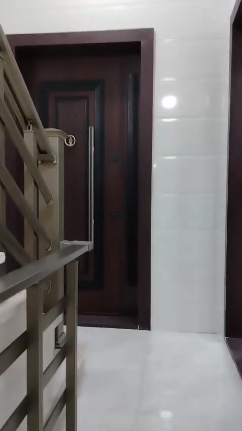 بنايه للبيع ١٠٠م واجهه١٠نزال ١٠ تحتوي على ٣محلات وشقتين كل شقه ٢نوم واستقبال ومطبخ وصحيات البوعيثه العدل الثالث بناء درجه اولى سند ٢٥ تنازل شركه ومؤجره حاليا للاتصال خاص او مكتب جبل الوادي للعقار والاستثمار ***********و***********
