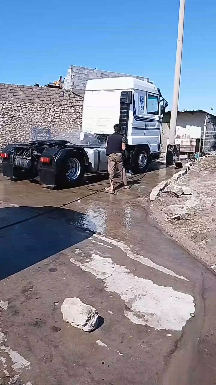 السلام عليكم سياره للبيع 13بم عادي سياره معمره+طوناج جبيس تصريح امني برقيه عل سوريا+طخم تاير راس وعربانه سياره جاهزه للعمل السعر 245 رجاءن المو شراي لا يتصل ***********
