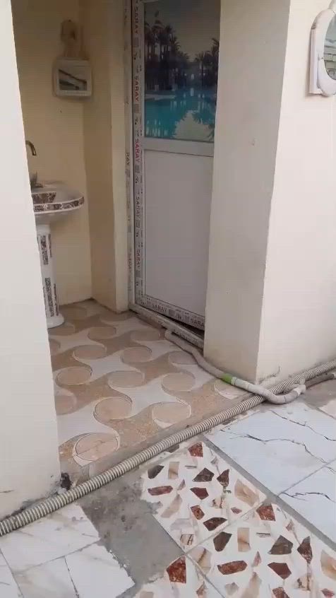 السلام عليكم بيت للبيع المساحه 156متر خلف بيت محمد كامل طابقين غرفتين نوم صاله ومطبخ واستقبال وصحيات خارجيه السعر 75وبي مجال التواصل ***********

