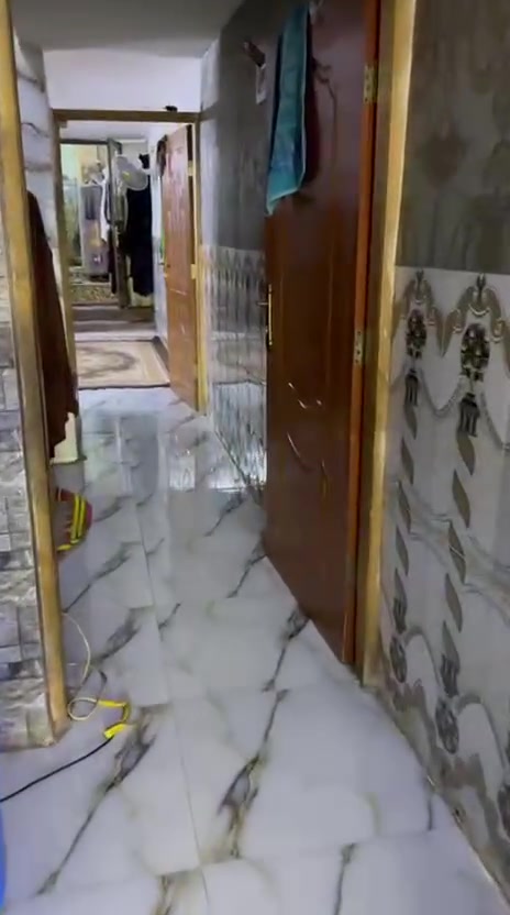 السلام عليكم اخوان اعيد النشر بسبب الوعود الكاذبه بيت للبيع زراعي سند ٢٥ البيت متكون من غرفتين فوك وغرفه وستقبال جوه حمامين خارجي وداخلي وتواليت خارجي مطبخين خارجي وداخلي ودرج خارجي وداخلي البيت البناء مالته طابوك خدماته كامله من كلشي مساحته ١٢٠ السعر ٤٥ وبيه مجال لشراي بس وبيكم خير وتدللون مكانه جسر دياله القديم جامع طه شارع اسواق جمانه الرقم
***********ملاحضه/ البيت شويه ناصي من جوه وشكرا .

