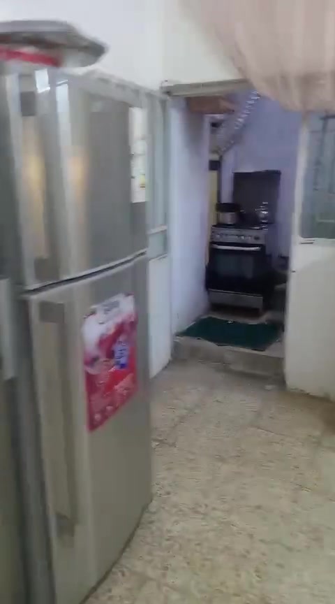 سلام عليكم بيت للبيع مساحة ١٠٠ واقع حال يم جامع الهدئ يحتوي علة مطبخ استقبال غرفة وطابق الثاني غرفتين ***********
