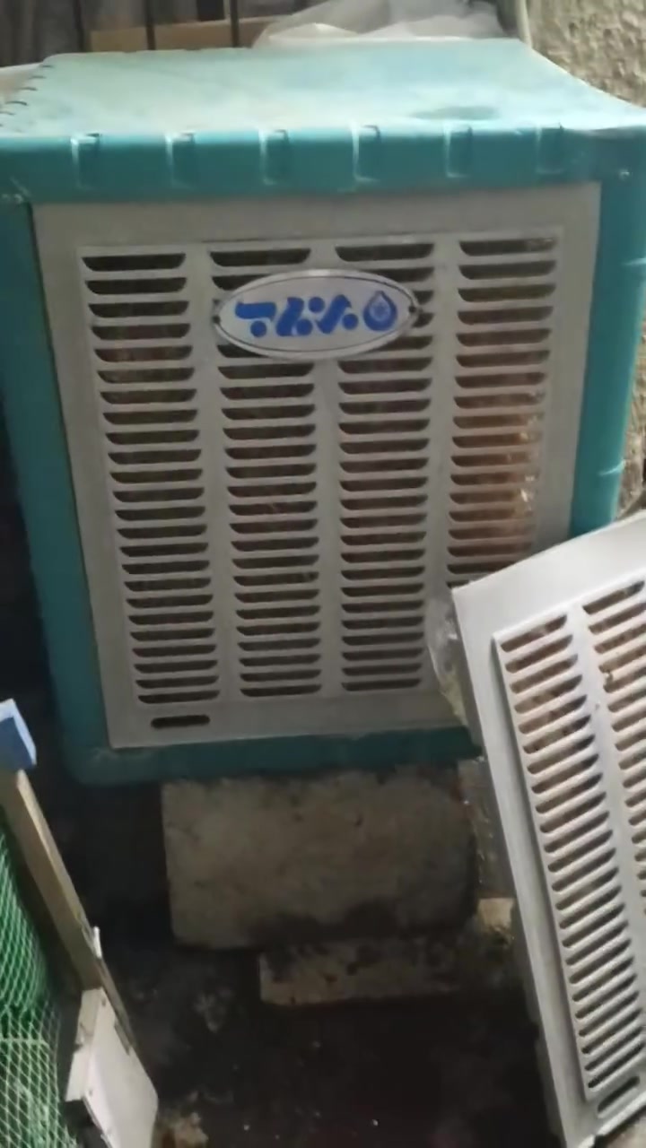 مبرده حجم 2ونص مستعمله شي قليل سبب البيع ماعندي مكان الهه 
للبيع السعر90 الف المكان حي الاعلام شارع المركز
***********
