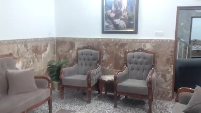 السلام عليكم بيت 160متر واقع حال 170الواجهه 11ونزال 17استقبال ومطبخ حولي وغرفتين جوهه وغرفتين فوك وملحقات يعني 4نوم البيت طابق ونص السعر 150 وبي مجال العنوان الحسينيه منطقت الخمس تالاف شارع الشريفي قريب على مطعم حمدمد
الرقم***********
