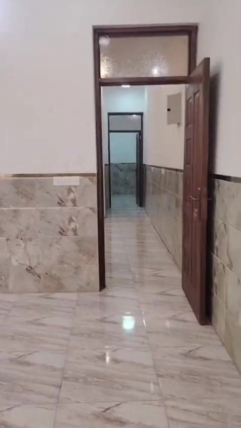 نالسلام عليكم بيت لايجار مساحه ١٠٠متر طابق ثاني جديد غير مستخدم العنوان الزعفرانيه قرب الوليد قرب الشارع العام لاستفسار ***********
