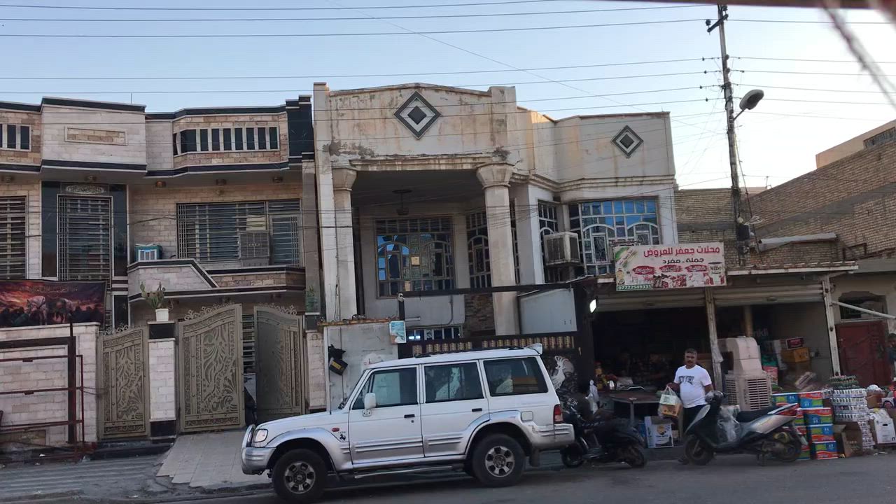 السلام عليكم بيت ٢٠٠متر للبيع طابو صرف على الشارع العام الرئيسي احلى موقع بالكفائات بي محلات بصف سيد هادي القصاب التفاصيل داخل المنشور للتواصل مع الرقم ***********
