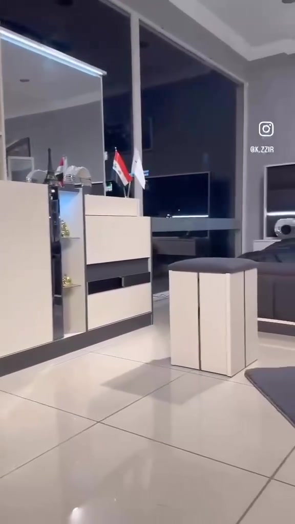 غرفه نفرين تركي مستعمله اقل سنه
الحاله ممتازه 
السعر ٨٠٠ قفل
مديل الغرفه مثل الي بالفيديو لان مامصورة
للاستفسار الاتصال بالرقم ***********
