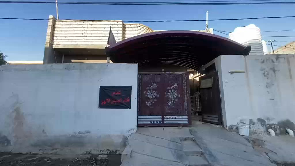 السلام عليكم بيت ٢٠٠م طابو صرف توجد كافه الخدمات مي وكهرباء وتبليط ومدارس قريب علشارع المكان تقاطع الساده الحي العسكري الاتصال على الرقم  ***********
