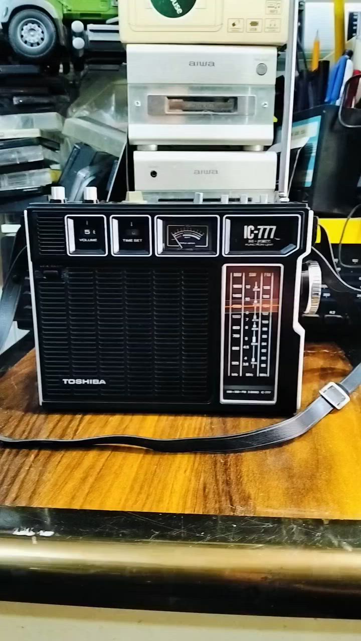 من نوادر 
راديو توشيبا TOSHIBA 
صناعه ياباني صنع سنة 1976 
موجات الراديو FM MW SW.
يعمل كهرباء وباتري 
مع واير كهرباء أصلي 
انارة الجهاز شغاله مؤشر كيج شغال 
يوجد فديو بالمنشور يوضح التشغيل 
للحجز والاستفسار المراسله على الخاص


**إذا كنت صاحب هذا الإعلان وتريد حذفه لأي سبب، رجاءا أرسل رسالة إلى الدعم الفني**