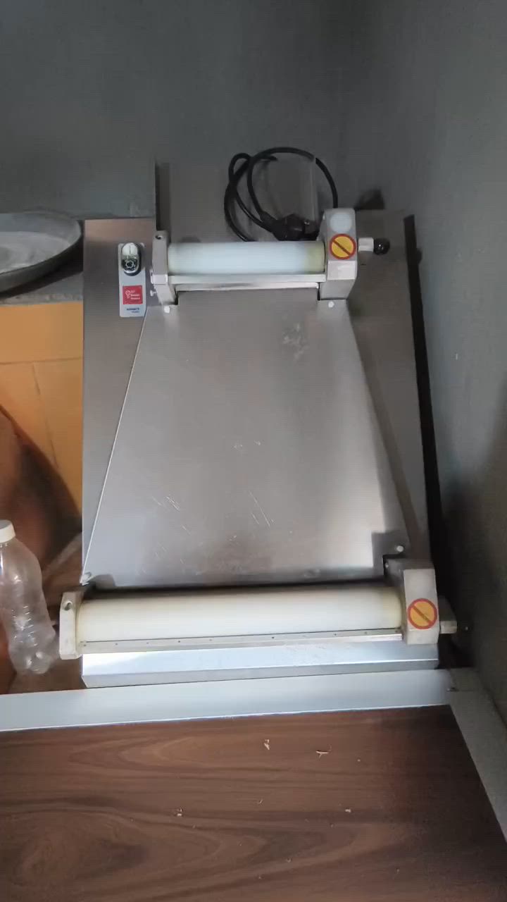 🔸 فرن للبيع 🔸
فرن مستعمل بحالة جيدة، مخصص لعمل الصمون الحجري ولحم العجين.
يشمل: ✅ الفرن
✅ عجّانة
✅ جهاز فتح عجين لحم العجين
مناسب للمخابز أو مشروع جاهز للعمل.
للاستفسار والتفاصيل يرجى التواصل على الخاص او خابر على هذا رقم ***********
