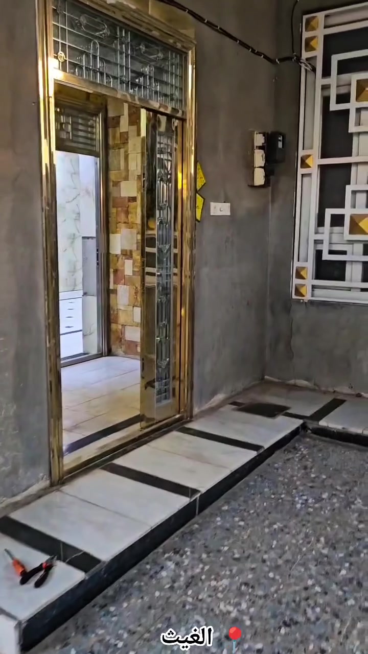 السلام عليكم
📍بيت طابقين بناء درجه اولى  في طويريج الهنديه حي الرياض خلف البريد مباشرآً المساحة280 متر ركن 
يحتوي على 4 غرف نوم +صاله+استقبال+مطبخ حار وبارد + 3مجاميع صحية
اي استفسار راسلنا خاص او اتصال على الرقم***********
