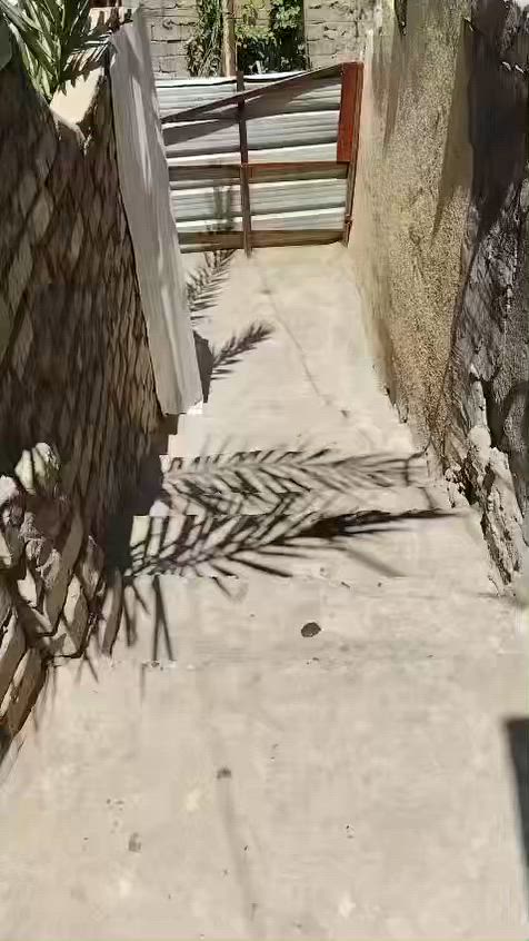 بيت طابق ثاني للأيجار*
محتويات البيت صاله ومطبخ وغرفه نوم + خدمات معزوله 

البيت بي سطحين خط مولده واصله درج الصعود مالته صب مرتب كلش وچببر مثل مموضح بل فيديو 

مكان البيت الدورة الميكانيك قريب ع جامع احمد المختار 

سعر الايجار 325 ومجال بسيط كلش بي بدون إحراج

للتواصل ***********
