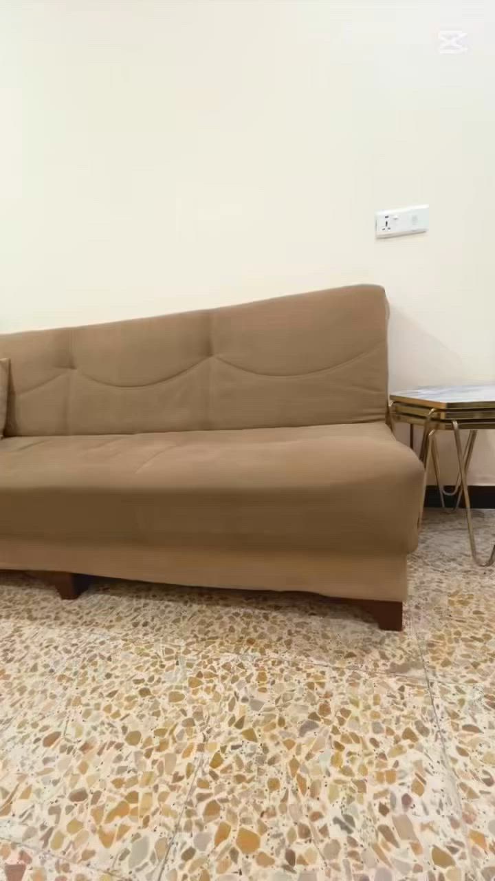 تخم ديوان (بس اني مساحتي صغيرة خليته هيج )
سرير ومخزن 
يحتاج بعض التصليحات مثل ما مبين أمامكم بالتصوير 
 ب100 الف إذا شراي بي مجال 
العنوان بغداد حي الجهاد خلف مجمع النسيم السكني 
الرقم ***********7
