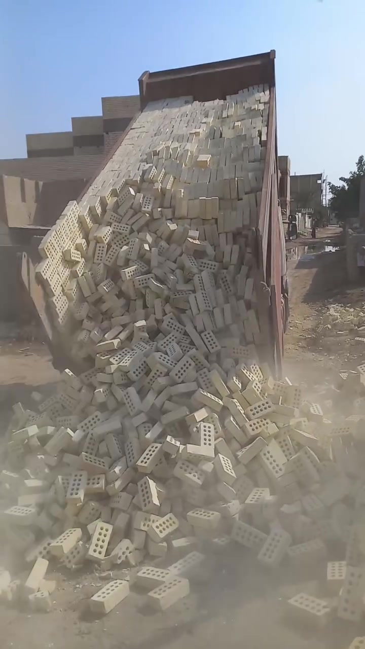 السلام عليكم اخوان تجهيز كافه انواع الطابوق وبسعار تنافسيه شرط القوه شوف بعينك ***********  مليون ٥٠ واصل دوانيه
