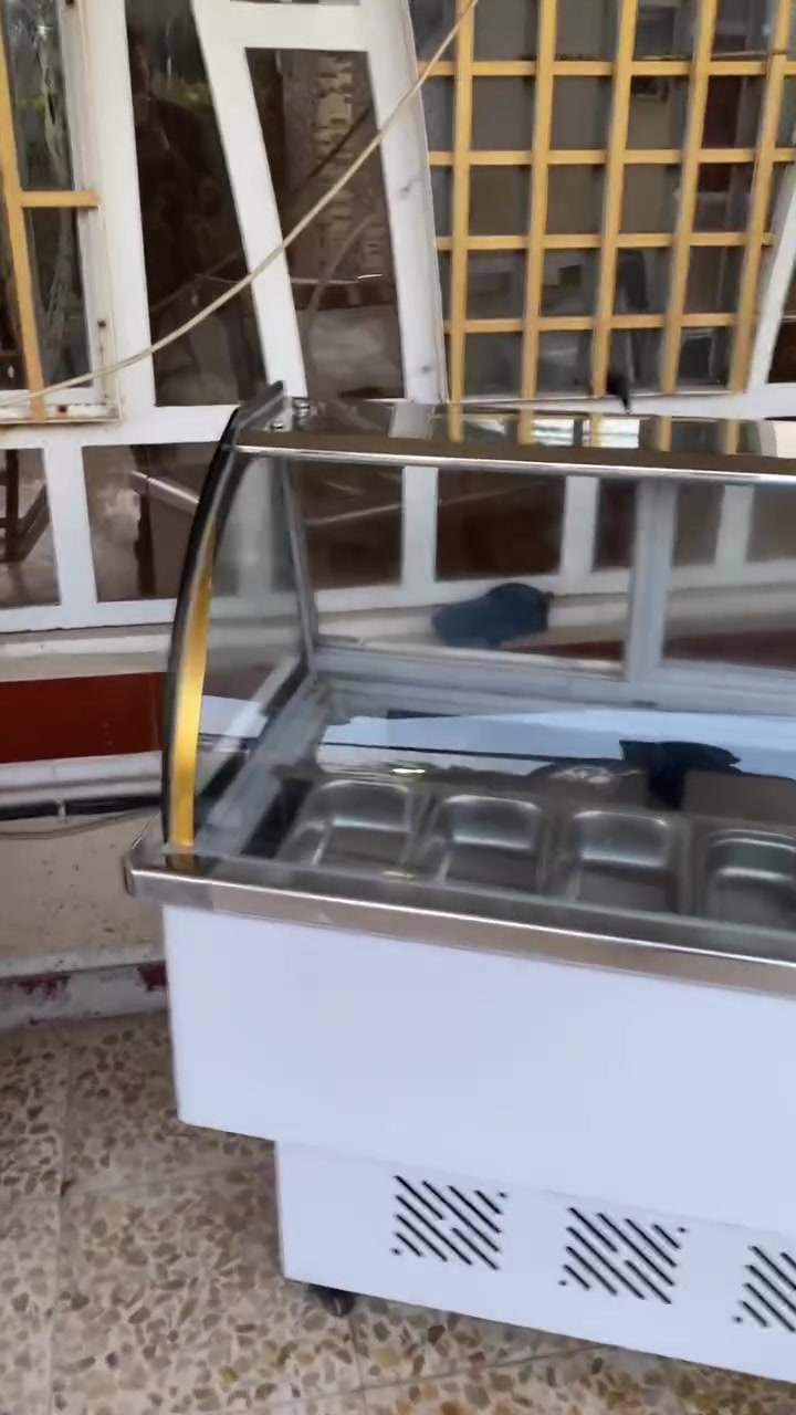 عارضة مقبلات نضيفة جدا مع سنك 2 حوض سلستيل للبيع 
الي يريدهن يتصل 
***********
