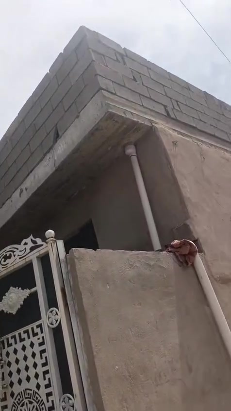 يالله السلام عليكم بيت للبيع مساحه 180 متر
منطقه الحميدية بلبدايه اول ماتعبر سيطرة الحميدية ثالث فرع 
قريب ع شارع العام 
بناء جديد صارله سنه البيت بي غرفتين وصاله وستقبال وصحيات وحمام ومطابخ ثنين حار وبارد كما موضح بتصوير 

مساحه الغرف 5-5 ثنينهم نفس المساحه 
الصاله مساحه 7-4 ستقبال مساحه 7-4
وبي ترك كلش جبير على طول البيت 
السطح صب مسلح ومزفت 
نقص البيت بس ارضيه و سيراميك مطابخ حار وبارد 
السعر 65 وبي مجال 
رقم صاحب البيت ***********  خابر وتدلل
