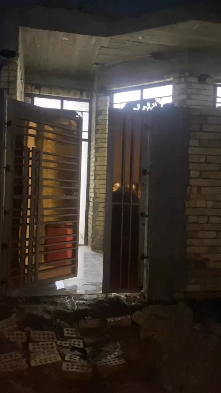 سلام عليكم بيت للبيع في حي النصر منطقه حي دجله مساحه 100 نزال 20 وجهة 5.75 البيت بنا 2026 جديد قرب مكتب أبو مرتضى الشمري. للعقار السعر مطلوب 55 شراي بي مجال رقم الهاتف ***********

