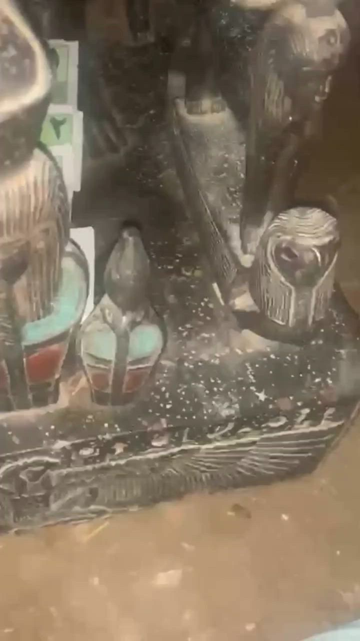 # # #موجود أن شاء الله كوبي الي محتاج يشتريها موجوده 
يظهر في المنطقة المحددة تمثال يجسد الإلهة إيزيس وهي ترضع طفلها حورس، وهو تصميم فرعوني شهير يرمز إلى الأمومة والحماية في مصر القديم
من خلال الفحص البصري الدقيق لطبيعة التمثال وظروف عرضه، إليك أهم الملاحظات:
احتمالية عالية لكونه تقليداً (ماكيت أو مستنسخ حديث): جودة التفاصيل السطحية، واللمعان المفرط للمادة السوداء (التي قد تكون بوليستر أو جبس مصبوب ومدهون وليست بازلت أو جرانيت أصلي)، بالإضافة إلى أسلوب النحت المنتظم جداً، تشير بقوة إلى أنه نموذج مقلد يُباع في البازارات أو الأسواق كقطعة ديكور منزلي.
ظروف تصوير مشبوهة: تصوير القطعة في مكان ترابي مظلم يشبه الحفر أو المستودعات تحت الأرض يُعد أسلوباً شائعاً ومكرراً تستخدمه عصابات النصب والاحتيال لإيهام الضحايا بأن القطعة "أثرية تم استخراجها حديثاً 
إذا كنت تفكر في شراء هذه القطعة كأثر حقيقي، يُنصح بشدة بالحذر وعدم الانسياق وراء هذه المشاهد؛ فالقانون يعاقب بشدة على تجارة الآثار، ومعظم هذه الحالات تقع تحت بند النصب بالتماثيل المقلدة.


**إذا كنت صاحب هذا الإعلان وتريد حذفه لأي سبب، رجاءا أرسل رسالة إلى الدعم الفني**