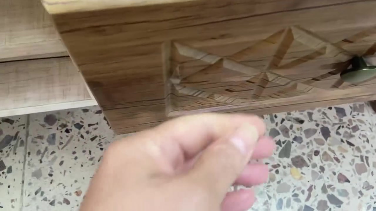 السلام عليكم للبيع قنفه موديل إيطالي  نظيفه جدا مع ميز تلفزيون السعر القنفه 150 والميز 25@ للتواصل *********** عذرا لايوجد خاص فقط للراغبين بالشراء الاتصال على الرقم وشكرا جزيلا
