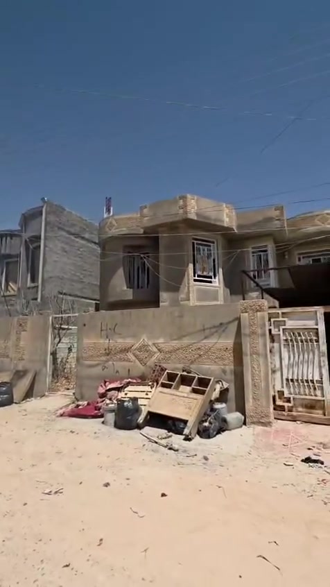 السلام عليكم دار للبيع سامراء حي مثنى خلف الخضراء 360 متر بناء 2012 متروك بناء طابوق احمر  بالكامل مقسم 3  بيوت شارعة 12 وموقعة قريب من الشارع العام شغلة درجة اولى كلة جسور ورباطات وشتايكر وعوازل حرارة 
*********** اتصال او واتساب 
او زورونا على مكتب المميز للوساطة العقارية حي الخضراء مجاور سبلاش
