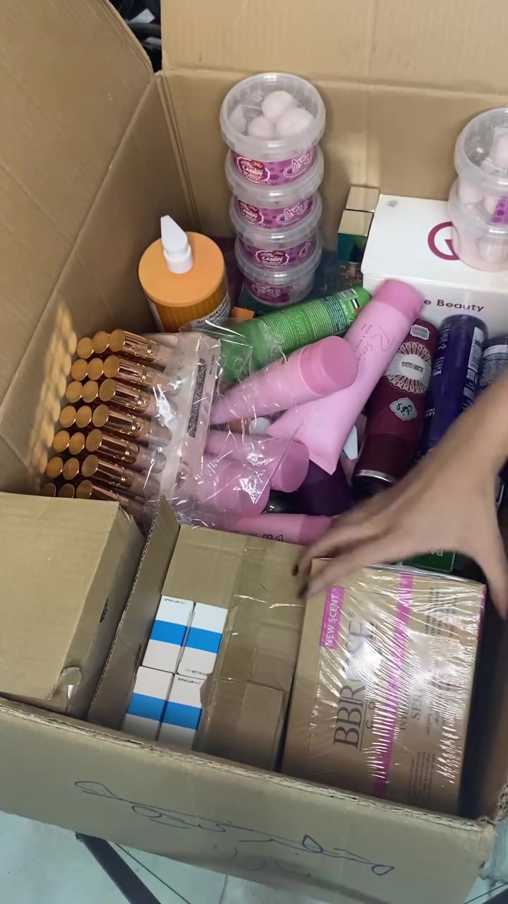 كارتون عنايه ومكياج وعطور 220 قطعه اصللي شرط الفحص القطع اكثرها خشن اي استفسار ع الواتساب 
***********@إشارة

