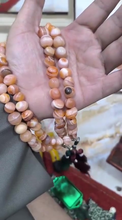 السلام عليكم  40 سبحه شلعه وحده كله احجار وسبح قديمه بيهن جشميت ولازورد ويماني وبازهار شلع شلع شلع القطعه ع 15 ينباعن ع 50 و60 ابيع شلع المفرد ب 30 قفل مكاني ناصريه مركز وعندي توصيل لكل المحافظات ***********
