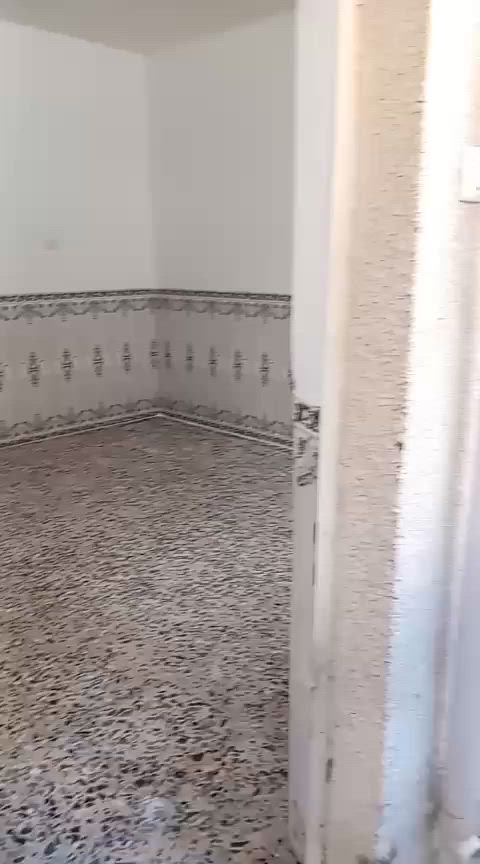 السلام عليكم بيت للبيع ٨٠ متر زراعي الغربي قطاع السابع فرع أسواق ٢٤ ساعة الرقم *********** طابق واحد السعر ٨٥ البيت نضيف جاهز لسكن الدرج معزول
