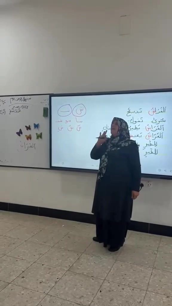 قبل الإعلان، تعرّفوا على إحدى المعلمات المتميزات في مدرسة العقول المبدعة الابتدائية الأهلية المختلطة…

الست سميعة محمود
معلمة الصف الأول لمادة القراءة، صاحبة أسلوب تعليمي ممتع ومميز، تؤمن بأن بداية الطفل مع القراءة هي أساس نجاحه في المستقبل.

بأسلوبها المشوّق، وباستخدام الأنشطة التعليمية والتفاعل المستمر مع التلاميذ، استطاعت أن تجعل حصة القراءة مليئة بالحماس والمتعة، حتى أصبح تلاميذ الصف الأول يقرؤون كلمات وجملاً بكل ثقة وسهولة.

كما حرصت على تعليمهم الحركات الأساسية للغة العربية بطريقة مبسطة وواضحة، من الفتحة والضمة والكسرة والسكون والشدة، ليتمكنوا من القراءة الصحيحة والنطق السليم منذ خطواتهم الأولى.

مع الست سميعة محمود… تتحول الحروف إلى كلمات، والكلمات إلى قراءة بطلاقة، والتعلم إلى رحلة ممتعة مليئة بالإنجاز.

مدرسة العقول المبدعة الابتدائية الأهلية المختلطة
✨ لأن البداية الصحيحة تصنع مستقبلاً مشرقاً
� التسجيل مفتوح الآن للعام الدراسي الجديد، والمقاعد محدودة، فسارعوا بحجز مقاعد أبنائكم.

📍 العنوان:
بعقوبة – كنعان – حي العروبة – الشارع العام – بالقرب من البريد القديم.

📞 للاستفسار والتسجيل:
***********
نفس الرقم متوفر على واتساب.

🌸 مدرسة العقول المبدعة الابتدائية الأهلية المختلطة
نزرع المعرفة… ونبني جيلاً مبدعاً
