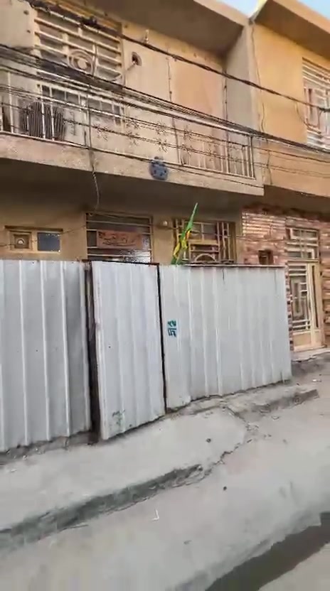 السلام عليكم يوجد دارمساحة ٥٠متر طابق ونص مسلح سند٢٥ إقرار محكمه من يقع في كربلاء الجاير حي الزهور قرب سابدين الجاير كامل الخدمات ماء مجاري كهرباء والشارع صب تصريف مياه امطار عرض الشارع ١٠متر مدارس قريبه وأسواق الدار يحتوي ع مطبخ وصاله وصحيات غرف نوم عدد٢ السعر ٦٥ مليون مع مجال بسيط لاتصال*********** 
***********
