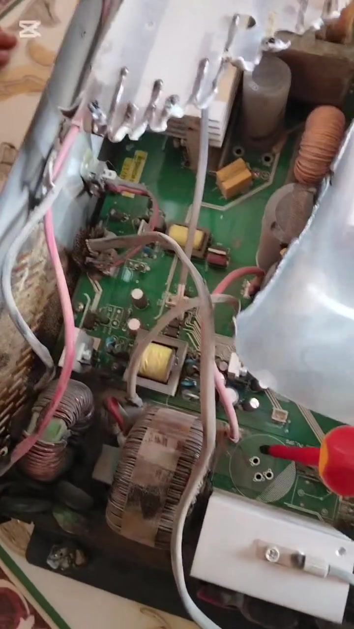 جانه هذا الجهاز من كربلاء ضاربته صعقة برق ودخلناه حمام مي وزاهي تمت صيانة جهاز 5 كيلو وفرچه زينه   وبدلنا المواد التالفة ورجع ع العمل بشكل طبيعي الحمد لله شوي سرعنا الفديو حتى ميصير طويل 
صيانة انفرترات الطاقة الشمسية اسعار مناسبة 
العنوان صلاح الدين - الشرقاط - سديرة 
***********
متوفر توصيل جميع محافظات العراق 
#فولترونيك
#الطاقة_الشمسية
#انفرترات
