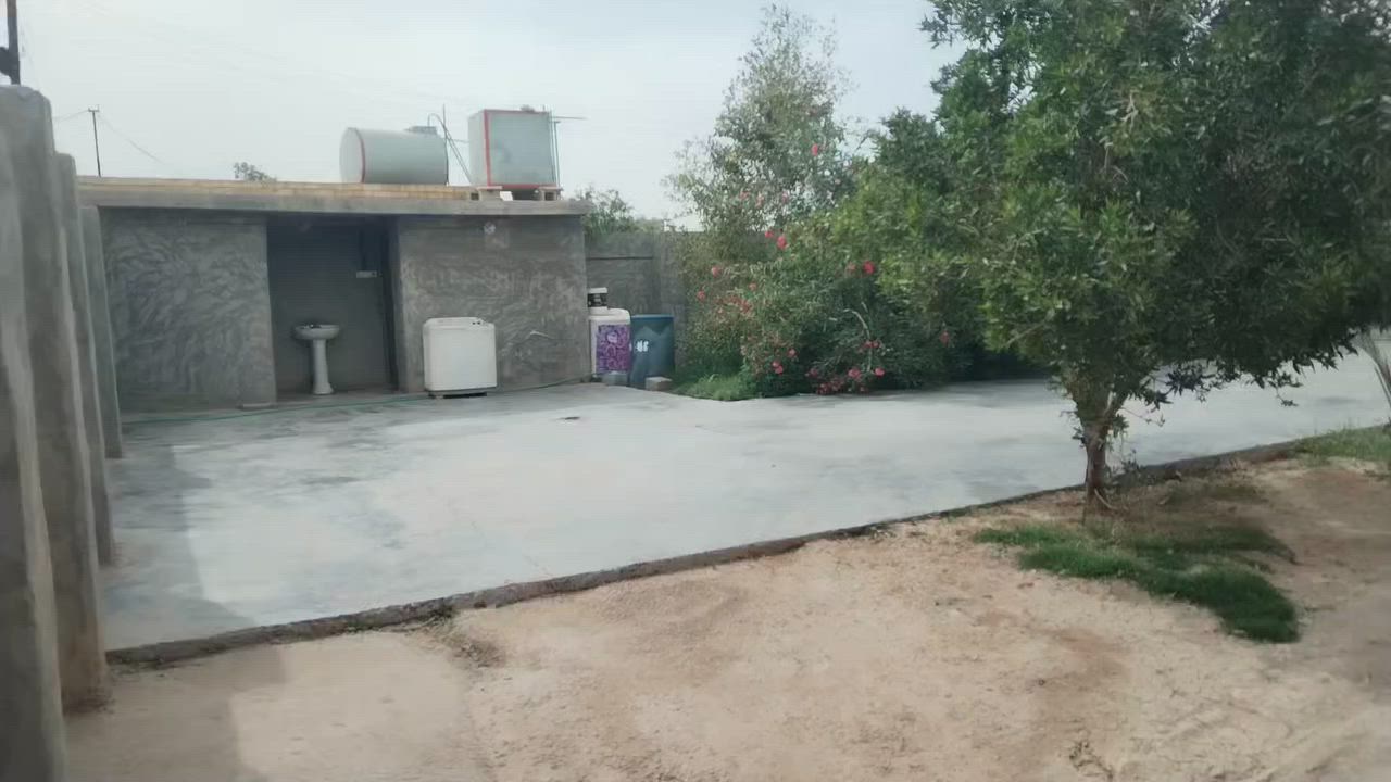 بيت البيع مساحه 1200 الستقبال 10 في 5 مطبخ 5في 5 صله 10 في 5 قرف نوم 2 6 في 4ونص وباقي قطع 400 خلف البيت عنوان  الحسنيه المعامل قرب معمل بغداد رقم اتصل ***********
