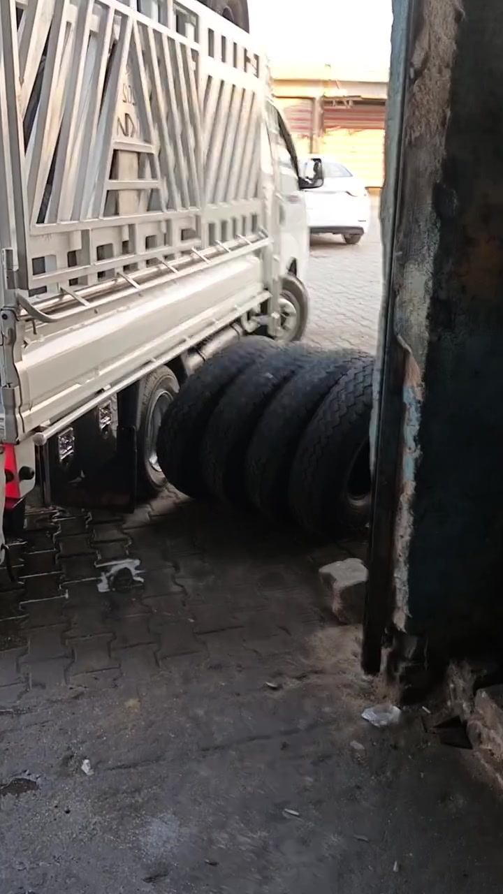 تايرات بالون  وكاله  حجم 16 علا 900 يرهم و 17 موجود هم لانكروز سلك ولانكروز عادي وفورويل نيسان باترول  الستفسار ***********مكان كوت

