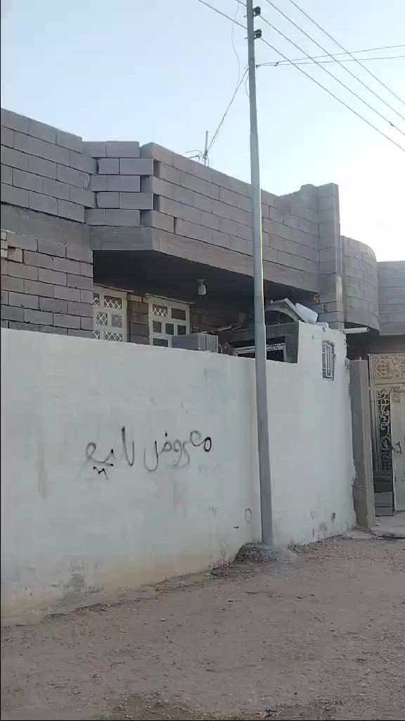 بيت في منطقت السجاريه قريب على مدرست الفتوه للبنين 
مساحة ٢٤٠ 
بيت طابق 1
مكون من طرمة و صاله و غرفتين + سويت داخل غرفه + حديقه دخل بيت و صحيات خارجي 
سعر ٨٠ يرهم قصط و نقد فقط  
بناء بلوك  توصل على هذه رقم ***********
