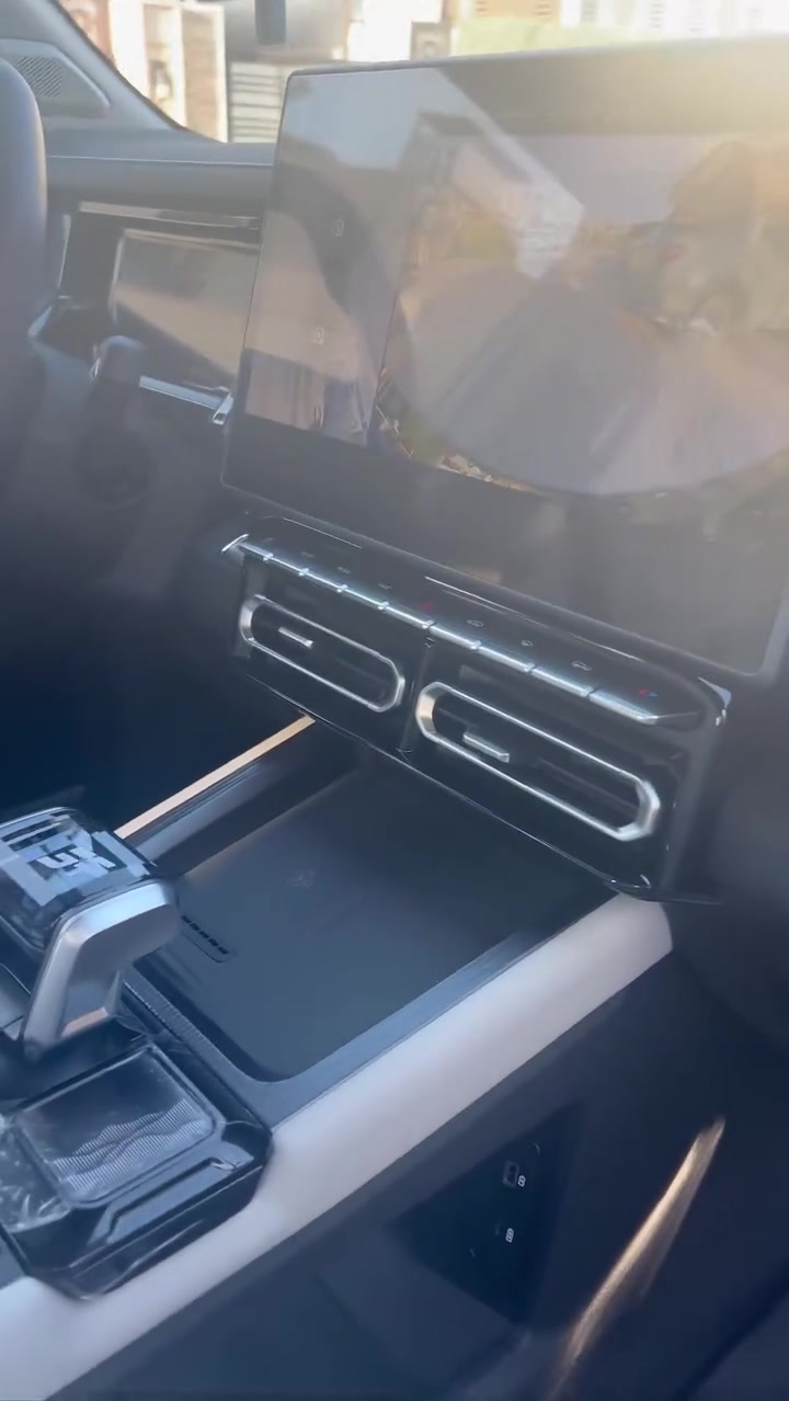 Jetour t1 i-DM 2026
جيتور t1 موديل 2026 هايبرد ( اخت الزيرو)

لونها زيتوني مات طافي (هذا اللون سعرة اغلى ب مليون من بقية الالوان ) 

!! ماشية 500 كم فقط!! 
!! مرقمة رقم جديد بغداد !!
!! سعر 42 مليون دينار عراقي !!

!!نظيفة تماماً ما بيها ولا شخطة!!
شوفها بالصور بعدها بالغلاف
للتواصل ***********
عنوان بغداد يرموك

مميزاتها :
✨ سقف بانوراما كامل ✨
✨ نظام هايبرد يجمع بين البانزين و الكهرباء
✨ إنارة داخلية Ambient Lighting(تكدرون تشوفوها بالصور)
✨ ٩ كامرات و حساسات (رؤية540°) تنطي صورة 3D للسيارة
✨ نظام تحذير من الاصطدام و فرامل طوارئ أوتوماتيكية
✨ نظام المحافظة على المسار
✨ نقطة عمياء (Blind Spot)
✨ مساعد ركن ذكي (Auto Parking)
✨ عدة Airbags

✨ شاشة كبيرة ذكية 15 inch تحتوي على:
نظام تشغيل ذكي (Smart System)
ربط موبايل (Apple CarPlay + Android Auto)
ذكاء اصطناعي + أوامر صوتية تتحكمين بالسيارة بالصوت (مكيف، موسيقى، نوافذ…)

✨ مميزات قيادة:
وضعيات قيادة متعددة (Eco / Sport / Normal)
مناسبة للطرق الوعرة والمرتفعة
توفير عالي بالوقود (هايبرد)

!!ضمان عشر سنوات من الشركة!!

🌛و تجي وياها نسختين بصمة لون ابيض و اسود🌜
