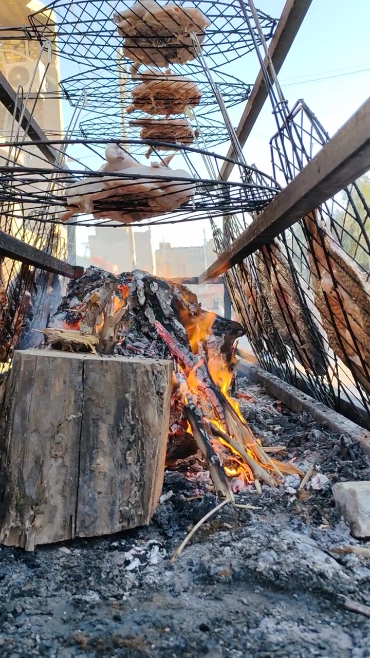 📢 شواية (سمك + دجاج) للبيع بحالة الممتاز!
​للبيع شواية دجاج وسمك مفصلة من الحديد الثقيل (شغل متين وعملي جداً).
+ ( مشوايات العدد 22 شوايه ) 
​📐 المواصفات والتفاصيل:
​القياسات: الطول 3 أمتار × العرض متر واحد.
​الارتفاع: قطعتين (طابقين منفصلات) لسهولة النقل والتحكم.
​الاستخدام: مستخدمة لمدة 3 أشهر فقط بحالة ممتازة ونظيفة.
​الخامة: حديد ثقيل يتحمل أشد درجات الحرارة والاستخدام اليومي المستمر.
​📍 الموقع: [الرفاعي / شارع الذهب قرب كافتريا الكرار ]
📞 للتواصل والاستفسار: [***********]
💰 السعر:[حسب الاتفاق]
