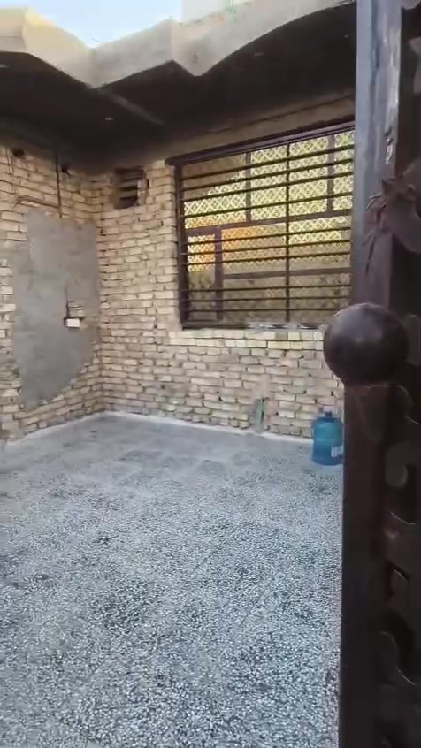 بيت مساحة 200 متر كامل من ناحية الكهرباء والمجاري وتبليط والكاشي 

استقبال و مطبخ و صالة و غرفتين و صحيات اثنين و منور

للتواصل اتصلوا على هذا الرقم  ***********
