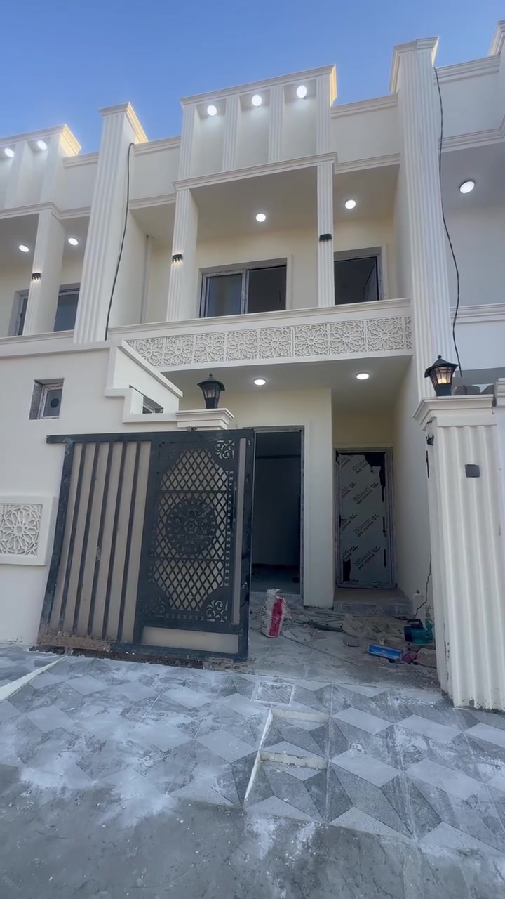 دار للبيع تكريت الديوم منطقة ال١٧ الف مساحه ١٠٠ متر وجه ٥ متر ونزال ٢٠ متر البيت صفر بعده ممسكون يحتوي على ثلاث غرف نوم كبار وصاله ومطبخ واستقبال و٣ حمامات شغل جداً راقي والسعر جداً مناسب ٦٣ مليون وبي مجال للاستفسار اكثر 
الاتصال ***********/*********** او مراجعة مكتب ابو طه للعقار العنوآن شارع ٦٠ مجمع اليرموك
