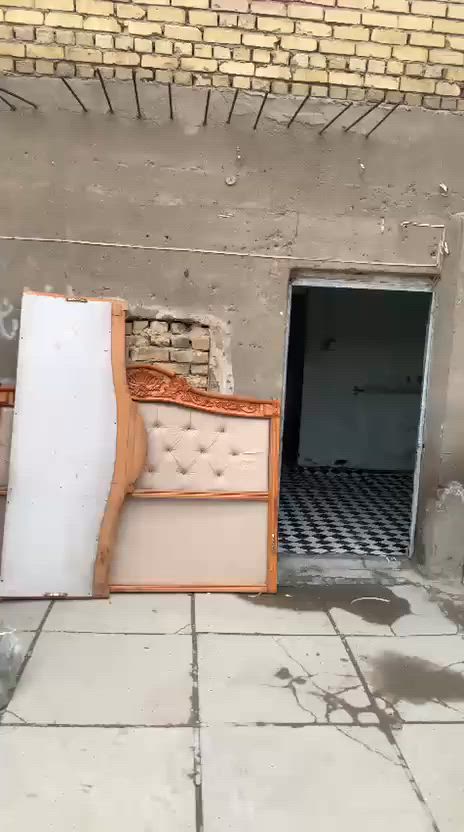 من رخصة الادمن عندي بيت للبيع منطقه الحسينية راشديه شارع سكلات ميه متر مقابيله ساحة ***********
