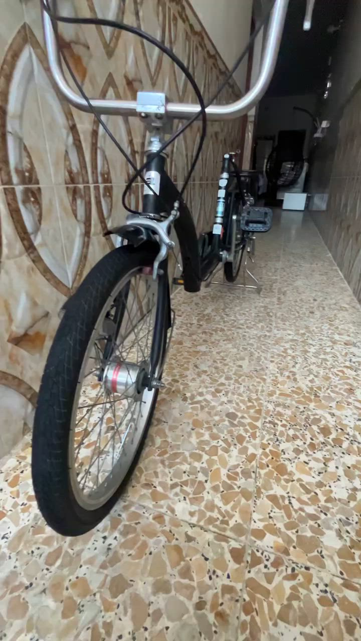 باسكل تكسي لشة طويلة لون اسود طافي حجم 20 كلش نضيف بس بي ضربات بل جاملغ مال نقل رقم لتواصل***********
