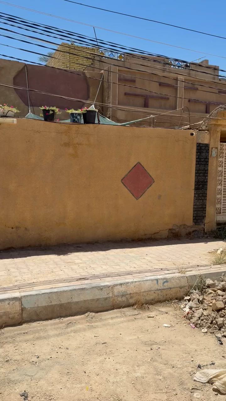 السلام بيت للبيع في الجمعية طابو صرف ثاني شارع خلف أسواق الكفيل في الربع الأول متنزه الجمعية الكبيرة أمام البيت قريب على مدرسة عمان الابتدائية مساحة البيت 240 متر البيت بناء قديم حاليا البيت فيه مؤجر للاتصال على الرقم ***********
