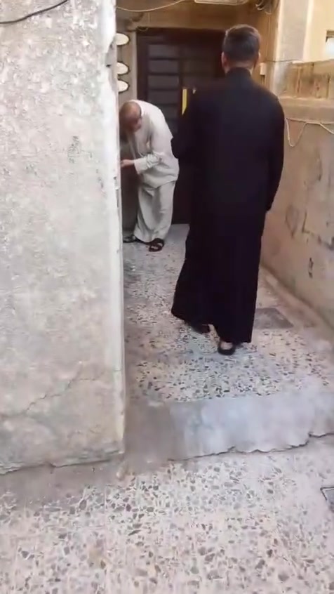 السلام عليكم دار ايجار مساحه 110 طابقين بي 3 غراف بيت نضيف غرفه واستقبال و مطبخ وخدمات والطابق الثاني بي غرفتين و ممر وخدمات وممرين هم من الطرمة للمطبخ و من الطرمة لاستقبال مكان البيت النعيريه قرب موكب سفن النجاة للاستفسار مكتب البراق للعقار ***********
