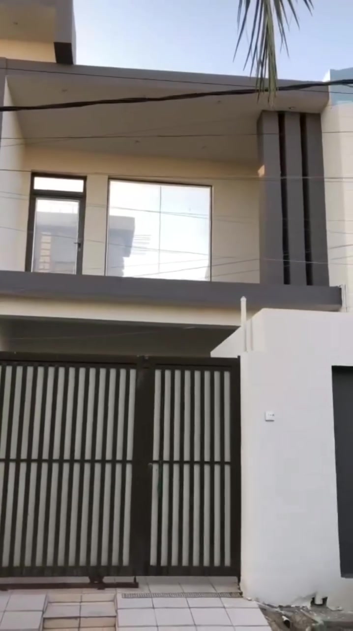 اللهم صل على محمد وال محمد 
🏡 للبيع بيت حديث بتصميم عصري وأنيق – فرصة مميزة للسكن او الاستثمار ..
📍 الموقع: شارع علي قمارة، يبعد فقط 100 متر عن الشارع الرئيسي، ويتميز بسهولة الوصول من مدخلين (جهة علي مظلوم وجهة الشارع الرئيسي لعلي قمارة).
📐 المساحة: 166 متر مربع.
مواصفات البيت:
استقبال واسع بمساحة 6 × 4 م.
صالة مريحة بمساحة 5 × 4.5 م.
مطبخ كبير بمساحة 7 × 4 م مع كاونتر HDF حديث، مزود بطباخ درجة أولى وساحبة.
غرفة رئيسية كبيرة بمساحة 5 × 5 م.
عدد 2 منور يمنحان إنارة وتهوية طبيعية ممتازة.
حديقة أمامية بمساحة 3 × 2.5 م.
البيت طابق ونصف بتصميم هندسي حديث وتشطيبات أنيقة.
🏗 جودة البناء:
أساس شريطي كونكريت.
السقف كونكريت مسلح.
البناء بطابوق جمهوري درجة أولى مع تنفيذ وفق المواصفات الهندسية.
⚡ الخدمات والتجهيزات:
نقاط كهرباء مخصصة للسبالت الجدارية والعمودية في جميع الغرف.
منظومة إنترنت كيبل ضوئي موزعة داخل البيت.
 عدد 2 كيزر 
عدد 2 تانكي ماء.
عدد 1شاشة سمارت.
عدد 2 برد 
ثلاجة فستل تركية.
عدد 1 سبلت 
📄 نوع السند: طابو زراعي تحويل مباشر باسم المشتري.
بيت حديث، مرتب، جاهز للسكن، يجمع بين جودة البناء، التصميم العصري، والموقع المميز، ويُعد فرصة ممتازة للراغبين بالسكن أو الاستثمار. 
📞 للاستفسار والمعاينة يرجى التواصل على الخاص أو الاتصال.
***********
***********
***********
