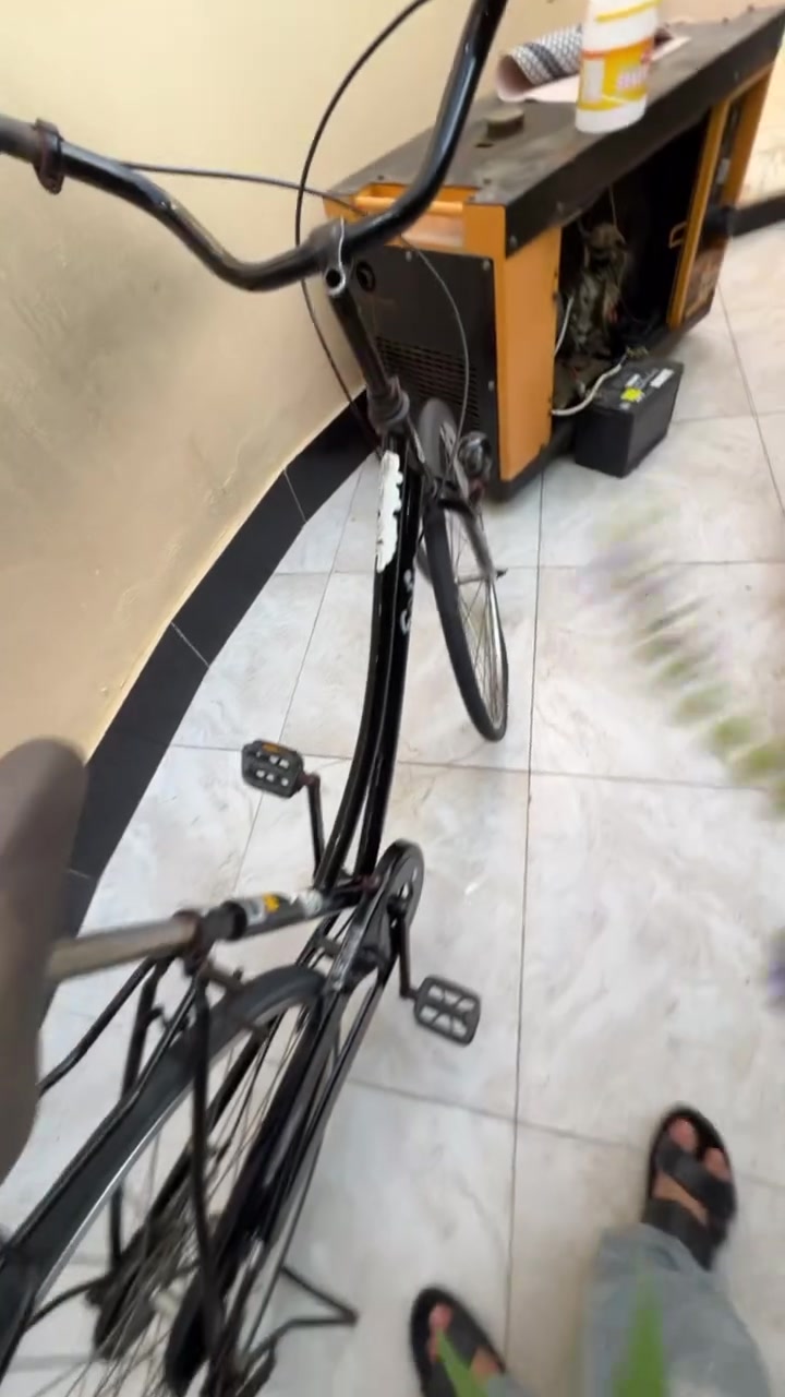 سلام عليكم بيسكل للبيع ياباني باله بعده جيس قطره صبغ ما بي نقصه بس مداكر نضافه90/100 سعر 80 وبي مجال شراي *********** واتساب مكاني حمدان.
